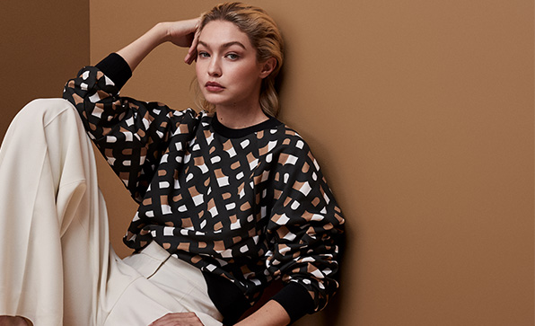 Gigi Hadid in a black, white and beige sweater with all-over BOSS pattern (Photo)