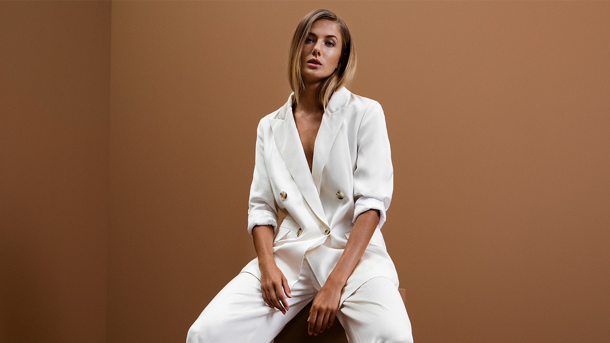 Powerful Brands – BOSS Alicia Schmidt in white oversized suit (photo)